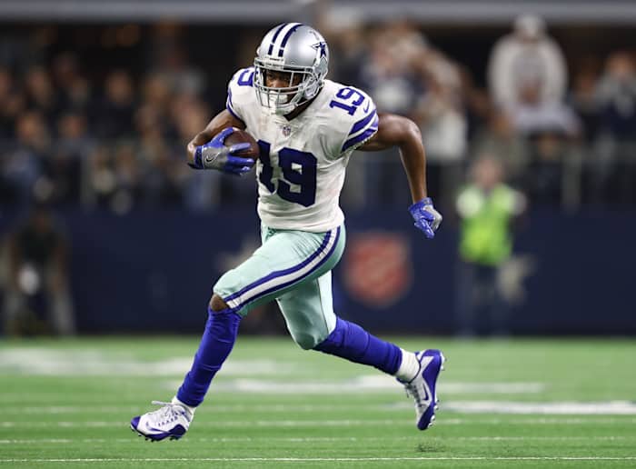 Dallas Cowboys WR Amari Cooper runs with football